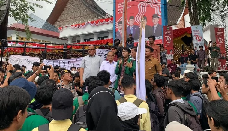 Selamatkan Republik, Kawal Putusan MK' akhirnya ditemui Ketua DPRD Sumbar,  Senin (26/8)-ist