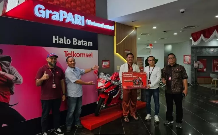 Adittya Pratama (tengah) resmi menjadi pemenang hadiah motor sport program Undi Undi Hepi Periode 4 dari Telkomsel yang diserahkan oleh Manager Mobile Consumer Branch Batam, Muhammad Syahrir di GraPARI Batam Center (22/08).