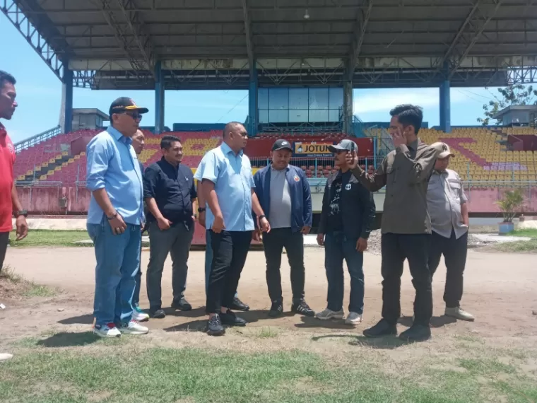 TINJAU - Penasihat Semen Padang FC, Andre Rosiade (3 kanan) mendapatkan informasi dari Direktur Keuangan PT KSSP Hendrawan Ardiyanto dan Supomo Hariyadi (tenaga ahli rumput) terkait kesiapan rumput Stadion H. Agus Salim, Padang. (dede amri)