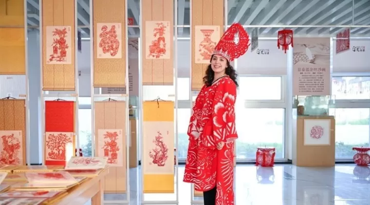 Nejjaoui perempuan Maroko memakai busana tradisional China (foto xinhua)