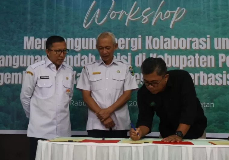 Kepala Dinas Kehutanan Sumbar Yozarwardi menyaksikan penandatanganan MoU Pemkab Pessel dengan KKI Warsi terkait pengembangan perhutanan sosial, Rabu (21/8/2024).Ist