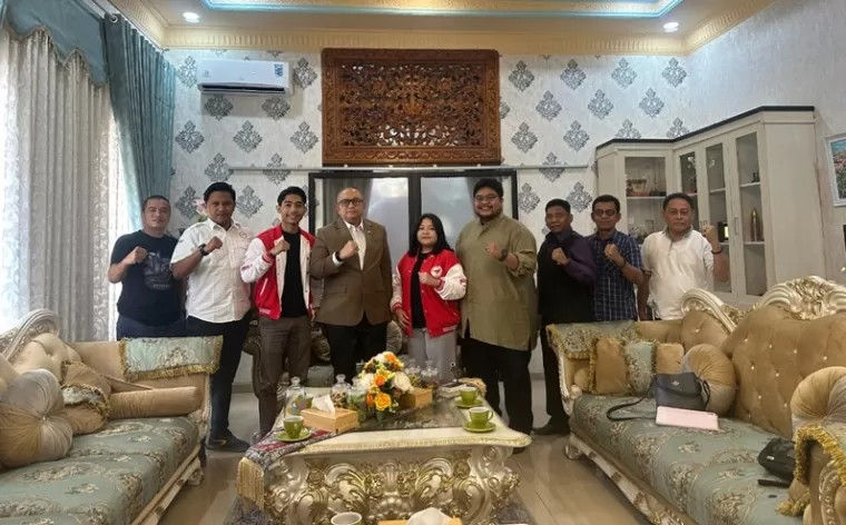 AUDIENSI- Penjabat Walikota Padang, Andree Algamar (4 kiri) foto bersama dengan pengurus ESI Padang usai beraudiensi, Selasa (27/8) di rumah dinas walikota. (ist)