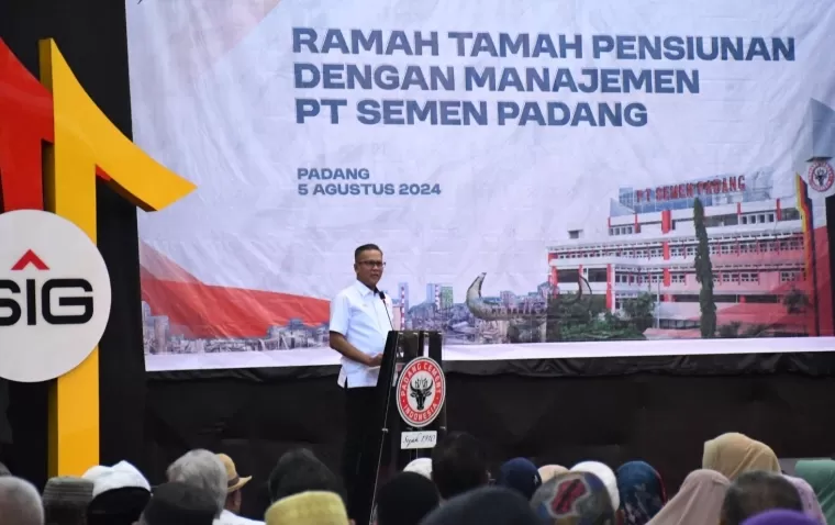 Direktur Utama PT Semen Padang Indrieffouny Indra pada ramah tamah dengan para pensiunan di Gedung Serba Guna (GSG) PT Semen Padang, Senin (5/8/2024).ist