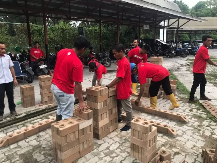 PT Semen Padang menggelar Pelatihan Teknis Pemasangan Semen Padang Bata Interlock (SEPABLOCK) bagi 25 Tukang yang berasal dari ring 1 PT Semen Padang di Diklat PT Semen Padang pada 19 s.d. 21 Agustus 2024.Ist