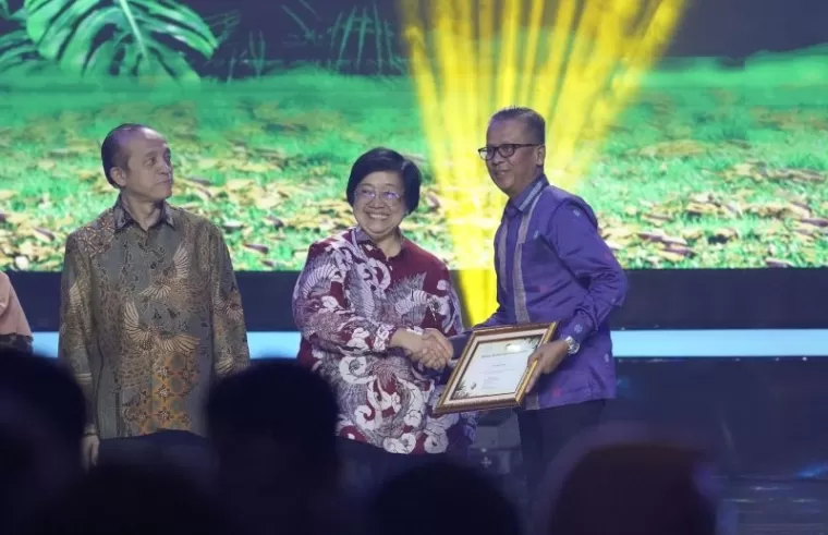 Menteri LHK, Siti Nurbaya Bakar mengerahkan penghargaan kepada Dirut PT Semen Padang, Indrieffouny Indra pada acara Festival LIKE di Jakarta Convention Center Hall B, Jalan Gatot Subroto, Jakarta.Ist