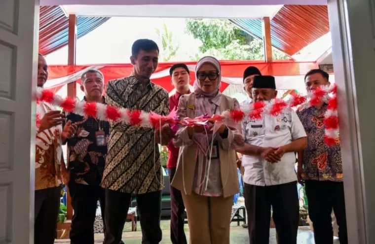 Pemotongan pita peresmian Kantor Lurah Indarung oleh Wali Kota Padang diwakili Asisten III Pemko Padang Corri Saidan, didampingi Kepala Unit CSR PT Semen Padang Ilham Akbar, Jumat (9/8/2024).Ist