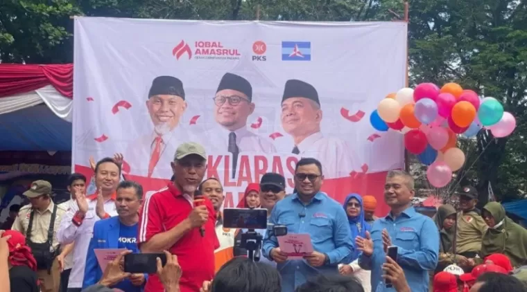 Ketua DPW PKS Sumbar Mahyeldi Ansharullah sampaikan orasi saat deklarasi pasangan Calon Walikota dan Wakil Walikota Muhammad Iqbal dan Amasrul, Minggu (25/8).