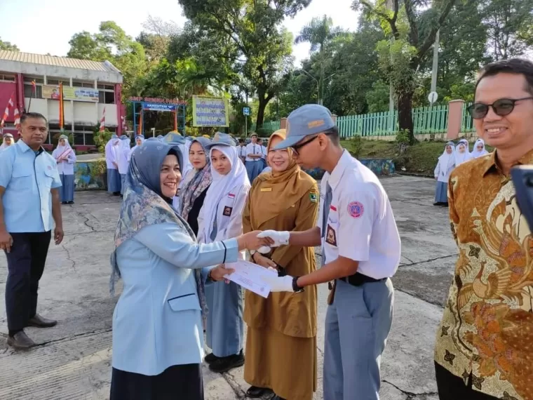 Prosesi melepas Siswa SMA Semen Padang untuk mengikuti ajang internasional youth Summit Essay Competition di Malaysia Senin (5/8).Ist