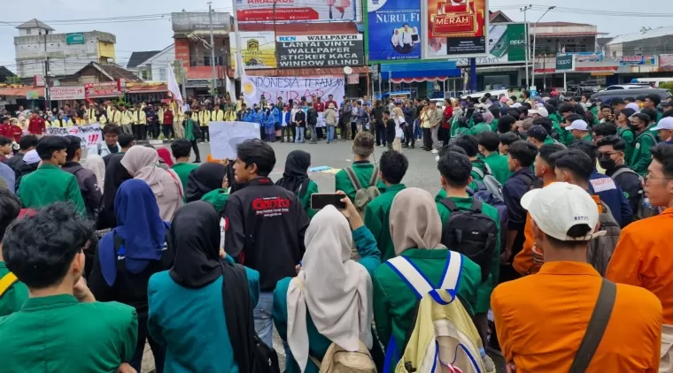 Teriakkan Anti Oligari dan Anti Politik Dinasti, Ratusan Massa Padati Jalanan depan Gedung DPRD Sumbar