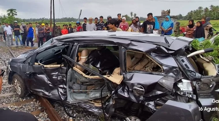 Tertabrak Kereta Api Dua Penumpang Mobilio Tewas