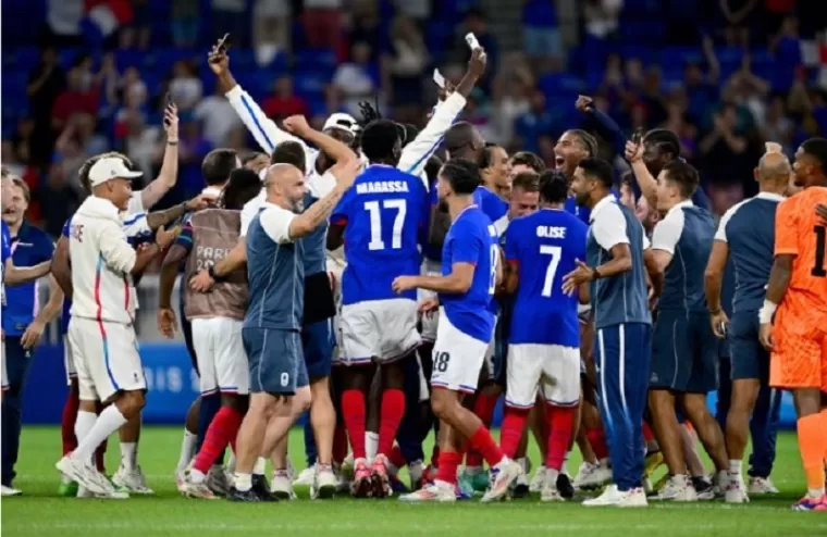 Pemain Prancis merayakan keberhasilan melaju ke partai final usai mengalahkan Mesir dengan skor 3-1 pada babak semifinal di Stadion Decines-Charpieu, Lyon, Senin (5/8/2024). (foto: antara/AFP)