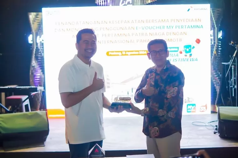 Tingkatkan Pembelian BBM Secara Cashless, DIPO dan Pertamina Sumbar Teken MoU Pembelian E-Voucher MyPertamina