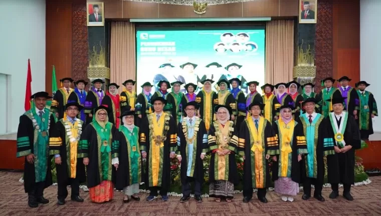 Foto bersama Rektor Unand, Dewan Profesor Unand dan para civitas dengan keempat guru besar yang baru saja dikukuhkan Sabtu (24/8) di convention hall kampus tersebut.