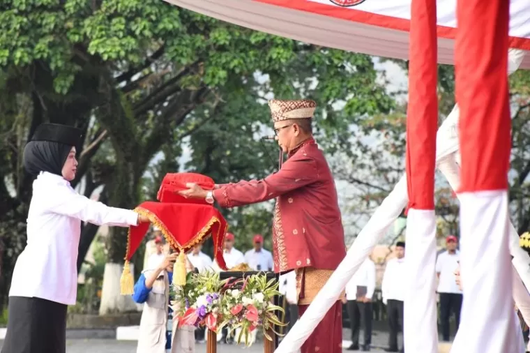 Direktur Utama (Dirut) PT Semen Padang, Indrieffouny Indra mengenakan baju adat saat menjadi Irup HUT RI di Kantor Pusat PT Semen Padang.Ist