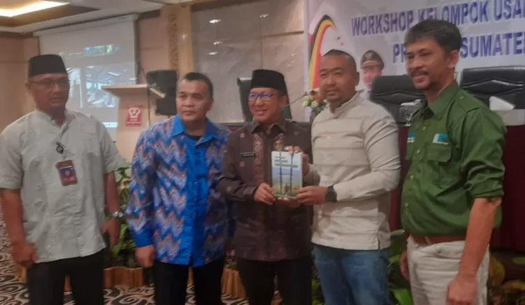 Wakil Gubernur Sumbar Audy Joinaldy meluncurkan buku Perhutanan Sosial Mengentaskan Kemiskinan dari Pinggiran Kepala Dinas Kehutanan Sumbar Yozarwardi dan dibedah oleh Wartawan Senior, Firdaus Abie, Jumat (30/8).Ist