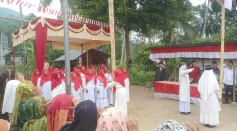 Warga Jorong Koto Nan Tuo Gelar Upacara Bendera yang Dipelopori Emak-Emak