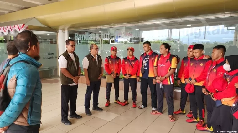 Tim Arung Jeram Sumbar menuju PON XXI Aceh-Sumut dilepas Ketum KONI Sumbar Ronny Pahlawan Jumat (30/8) pagi di BIM. (humas koni sumbar)