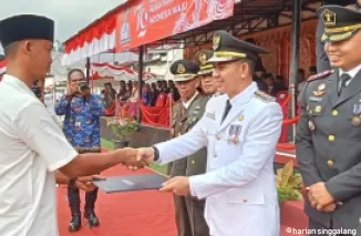 Narapidana Narkotika ini tengah menerima remisi yang diserahkan penjabat Walikota Sawahlunto Fauzan Hasan di dampingi Kalapas Narkotika Rommy Waskita Pambudi usai bendera merah putih dikibarkan di Lapangan Ombilin Sabtu (17/8).(armadison)