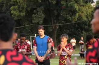 Pemain SPFC Saat sesi latihan. (foto: Dodi K)