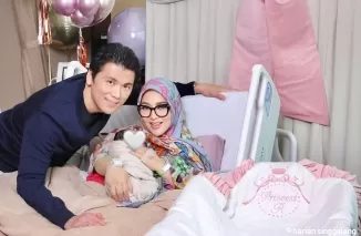 Kebersamaan Syahrini dengan anak pertama. (Foto: Instagram @princessyahrini)