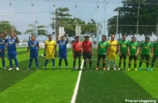 Salah satu pertandingan antara tim Lantamal II Padang (kiri) vs TNI AD di Lapangan Minni Soccer Saudagar Minang, Taplau Padang, Sabtu (3/8) lalu. (dede amri)