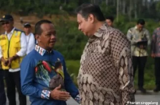 Bahlil bersama Airlangga Hartarto. (Foto: CNN)