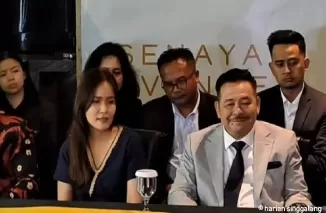 Jessica Kumala bersama pengacaranya Otto Hasibuan. (Foto: Ayo Bandung)