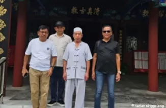 Ustad Ding Zijun di Masjid Qianmen, Beijing bersama tamunya dari Indonesia. (Foto izl)