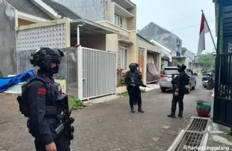 Tim Detasemen 88 Antiteror menangkap terduga teroris di kompleks Villa Syariah Bunga Tanjung Kav 34, Kelurahan Jeding, Kecamatan Junrejo, Kota Batu, Jawa Timur pada Rabu, 31 Juli 2024 malam. (Foto: Kompas.id)