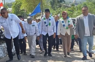 Pasangan bakal calon Deri Asta-Desni Seswinari tengah melangkah ke KPU Sawahlunto.(armadison)