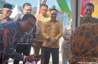 Penjabat Walikota Sawahlunto Fauzan Hasan, Kepala Divisi Pemasaran Bank Nagari Syafril, Pimpinan Bank Nagari Cabang Sawahlunto Rusdi dan Deputi Bank Indonesia Cabang Padang Dandy Indarto Seno, tengah berbelanja makanan di UMKM.(armadison)