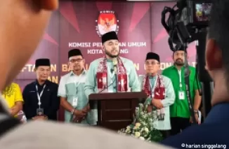 Fadly Amran sampaikan visi misi dan keterangan usai secara resmi mendaftar sebagai Bakal Calon Walikota Padang Bersama Bakal Calon Wakil Walikota Maigus Nasir didampingi Ketua Tim Sukses Desri Ayunda dan ketua-ketua partai pengusungnya.