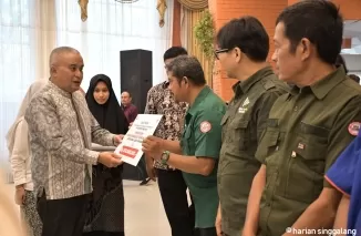 Direktur Keuangan & Umum PT Semen Padang Oktoweri, simbolis menyerahkan dana forum nagari saat Launching Program Forum Nagari tahun 2024 di Wisma Indarung PT Semen Padang, Jumat (1/8/2024).Ist