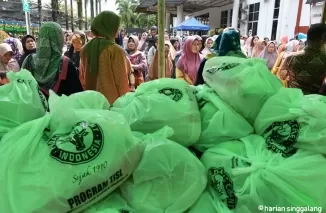 PT Semen Padang  menyalurkan sembako murah dan menggelar bazar UMKM selama dua hari, 7 s.d. 8 Agustus 2024, di Pelataran Parkir Gedung Serba Guna (GSG) PT Semen Padang.Ist