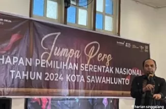 Ketua Komisi Pemilihan Umum Sawahlunto Hamdani tengah memberikan keterangan pers berkaitan dengan Pilkada Serentak 2024 di Hotel Parai.(armadison)