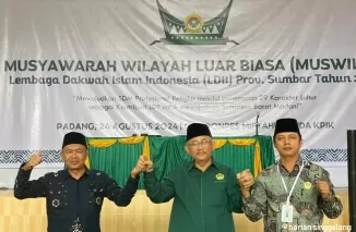 Ketua LDII Sumbar H Muchfiandi bersama Ketua Umum LDII KH. Chriswanto Santoso usai Muswilub LDII Sumbar. (Ist)