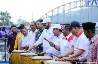 Fadly Amran bersama Maigus Nasir dan sejumlah tokoh menabuh tambua saat membuka kejuaraan selaju sampan bertajuk "Fadly Amran Cup: Kejuaraan Terbuka Selaju Sampan Antar Klub se-Kota Padang 2024" di Palinggam, Kamis (15/8).