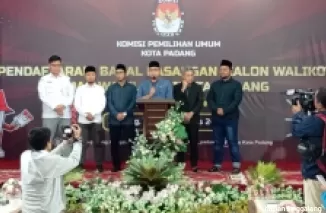 Ketua KPU Kota Padang Dorri Putra, didampingi empat komisioner lainnya Arset Kusnadi, Arianto, Jefri Hariyanto, Randy Adi Tama, dan Sekretaris KPU Padang Agustian, berikan keterangan usai menutup pendaftaran calon walikota dan wakil walikota Padang.