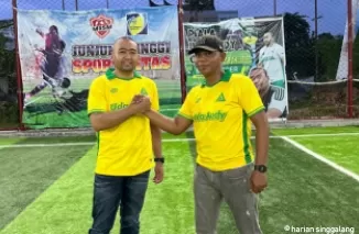 Kurniawan Putra (kanan) salam komando dengan Wagub Audy Joinaldy. (ist)