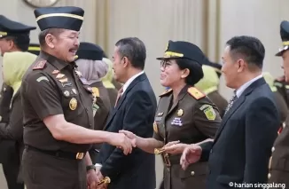 Jaksa Agung ST Burhanuddin menyalami Yuni Daru Winarsih usai dilantik menjadi Kajati Sumbar, Kamis (29/8) di Gedung Utama Kejaksaan Agung, Jakarta. (*)