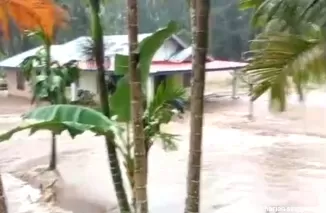 Sebuah rumah di Tandikek, Kecamatan Patamuan, tampak terendam akibat luapan air sungai yang dipicu tingginya curah hujan pada Sabtu (3/8) sore. (Ist)