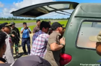 Jenazah Glen Malcolm Conning pilot helikopter milik PT Intan Angkasa Air Service dievakuasi dari distrik Alama, Kabupaten Mimika, Provinsi Papua Tengah ke RSUD Timika. (Foto: Cepos Online)