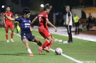 Firman Juliansyah dibayang-bayangi oleh Kei Hirose dalam laga Semen Padang FC vs Borneo FC dilaga pembuka Kabau Sirah pada Liga 1 musim 2024-2025 Senin (12/8) malam di Stadion STIK, Jakarta Selatan. (mo spfc)