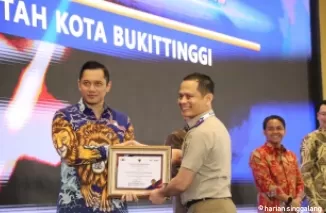 Penghargaan Wilayah Kerja Tertib Administrasi Berintegritas (WTAB) tahun 2024 dari Kementerian ATR/BPN diserahkan oleh Menteri ATR/BPN, Agus Harimurti Yudhoyono (AHY), kepada Kepala Kantor Pertanahan Bukittinggi, Rivaldi, pekan lalu di Hotel Bidakara, Jak