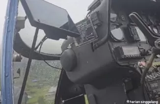 Bekas lubang peluru pada kokpit Helikopter IWN MD 500 ER PK yang dinakhodai pilot Glen Malcolm Conning ke Distrik Alama Kabupaten Mimika, Provinsi Papua Tengah. (foto: antHumas Satgas Operasi Damai Cartenz 2024)