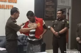 Kepala Kejaksaan Negeri Sawahlunto, Andarias D'Orney melepaskan rompi merah dari Roni Hendro Susilo sebagai bentuk keadilan restoratif.(armadison)