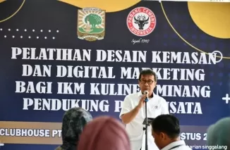 Direktur Operasi PT Semen Padang Pri Gustari Akbar Pelatihan Desain Kemasan dan Digital Marketing bagi Industri Kecil dan Menengah (IKM) Kuliner Minang Pendukung Pariwisata.Ist