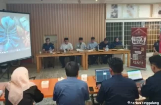 Ketua KPU Sumbar, Surya Efitrimen didampingi anggota, Ory Sativa Syakban, Jons Manedi dan Hamdan pada kegiata temu media, Sabtu. Juga hadir Plt Sekretaris KPU Sumbar, Irzal Zamzami dan Jumiati (Kabag Parmas dan SDM).