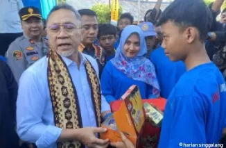 Mendag Zulhas uji coba makan bergizi gratis di Lampung. (Foto: Radar Disway)