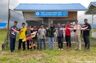 Peserta workshop dan lomba pesawat tenaga karet yang diadakan Sumbar Rubber Powered Aeoromodelling (SARUPO AERO) dalam rangka memeriahkan HUT RI ke 79. (ist)